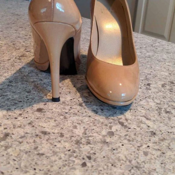 Stuart Weitzman 8.5 nude patent leather platform round toe high heel pumps - Picture 4 of 8